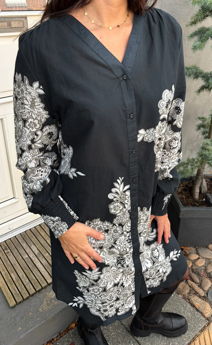 Say INA Copenhagen Kjole - Vicky - Black W. Flowers - Image 2