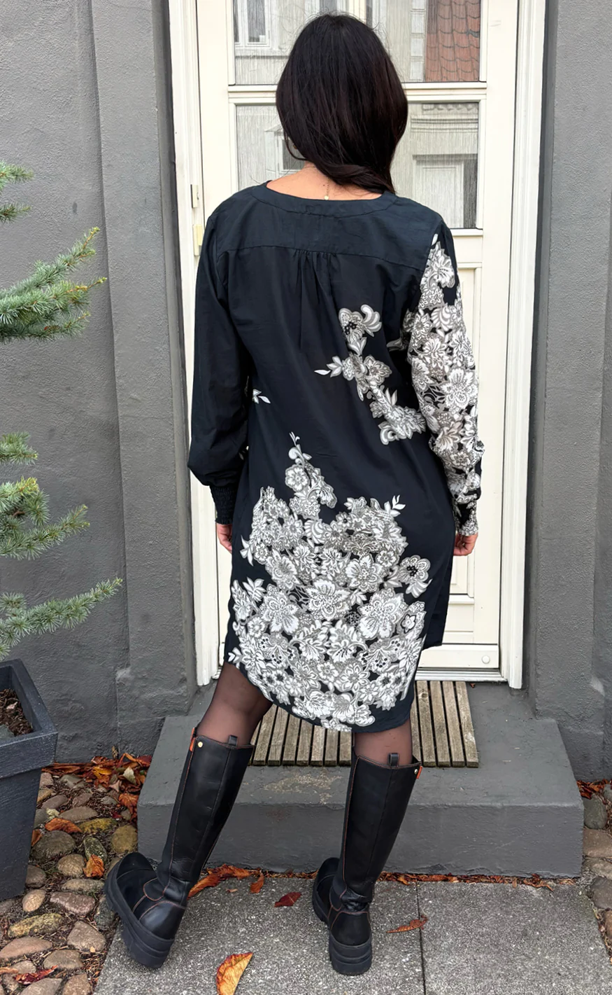 Say INA Copenhagen Kjole - Vicky - Black W. Flowers - Image 5