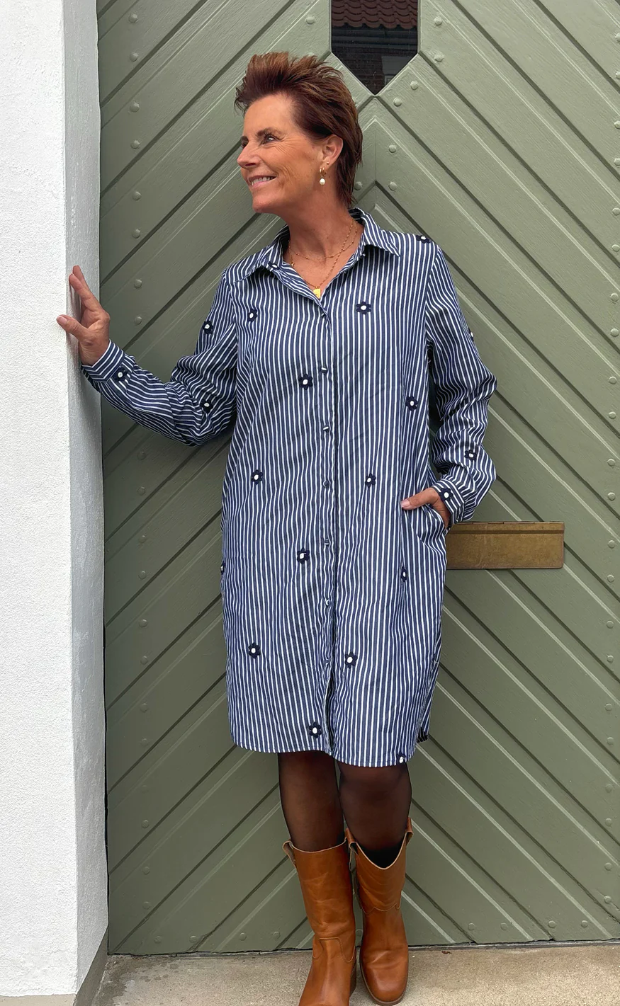 Say INA Copenhagen Skjortekjole - Katrina - Navy Blue Striped W. Embroidery Flower - Image 3