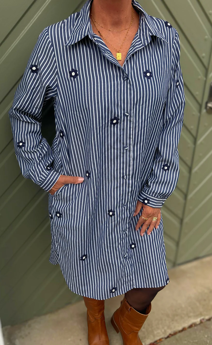 Say INA Copenhagen Skjortekjole - Katrina - Navy Blue Striped W. Embroidery Flower - Image 4