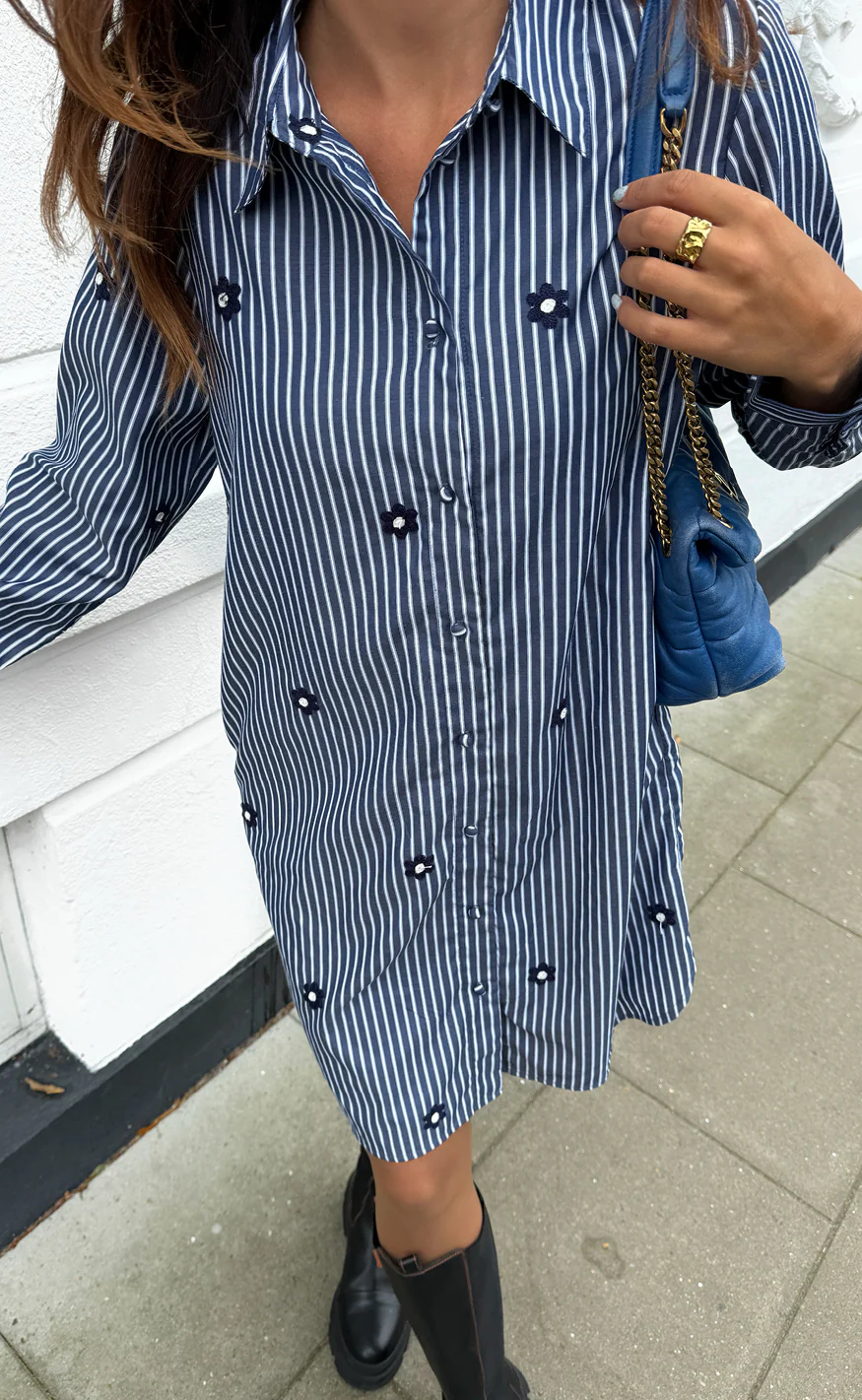 Say INA Copenhagen Skjortekjole - Katrina - Navy Blue Striped W. Embroidery Flower - Image 5