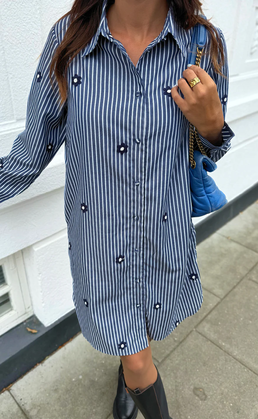 Say INA Copenhagen Skjortekjole - Katrina - Navy Blue Striped W. Embroidery Flower - Image 7